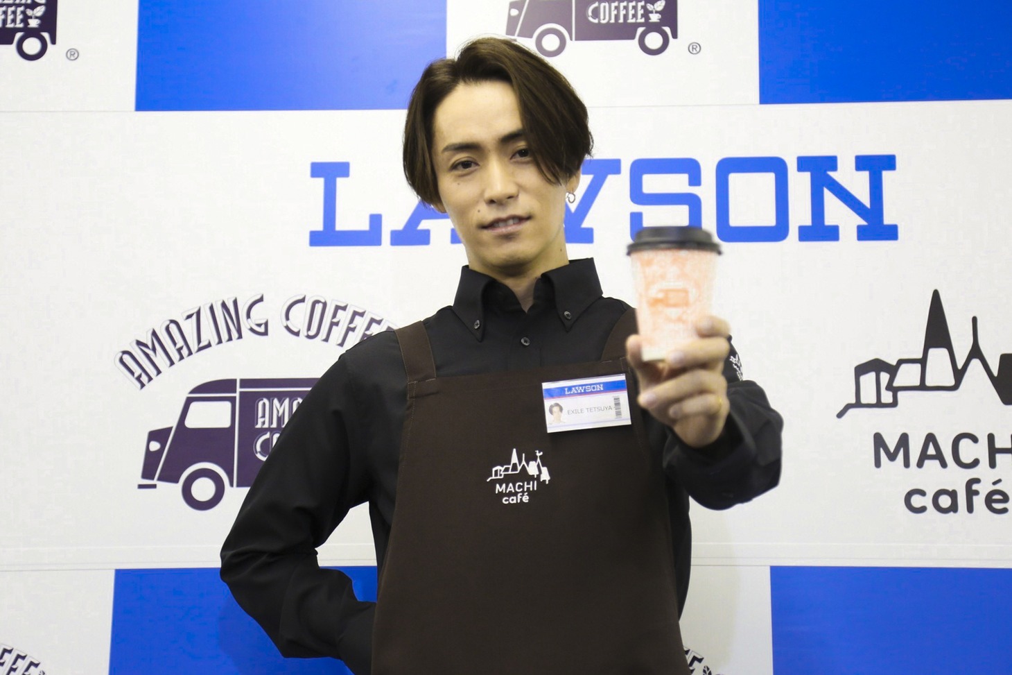 「アメージングカフェラテ」をアピールするEXILE TETSUYA。