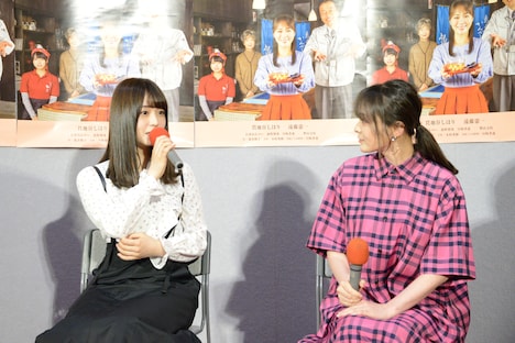 左から長濱ねる、貫地谷しほり。