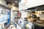 カウンターのみ8席の店内。食事どきには行列ができる。