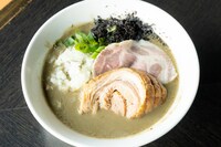 濃厚そば（厚切り豚トッピング）は1050円。