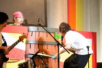 アンコールで行われた「等身大黒ひげ危機一発」の様子。（撮影：伊東祐太）