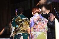 参拝する石井杏奈と武部柚那。