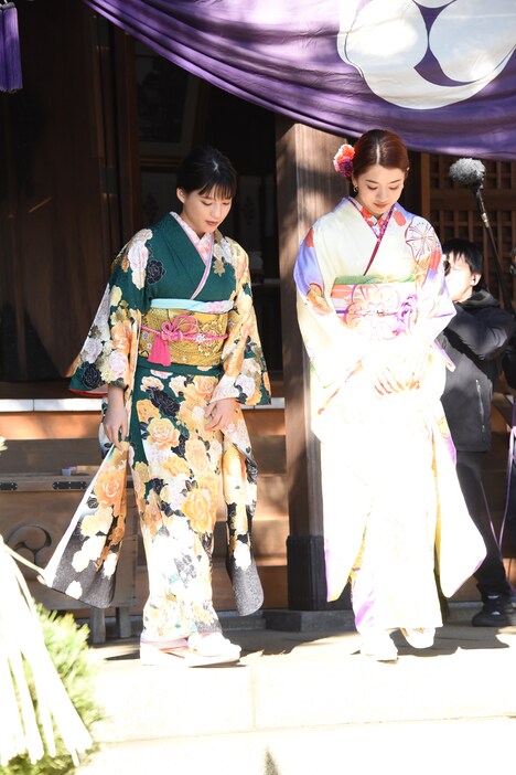 左から石井杏奈、武部柚那。