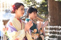手を叩く武部柚那と石井杏奈。
