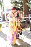 参拝する石井杏奈と武部柚那。