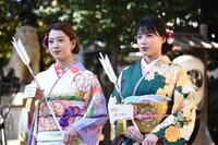 左から武部柚那、石井杏奈。