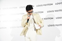 ベストを見せる岩田剛典。