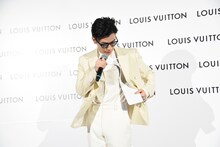 ベストを見せる岩田剛典。