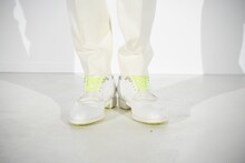 岩田剛典のコーディネートのポイントだという蛍光色のシューレース。