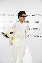 ジャケットを脱ぐ岩田剛典。