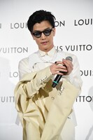 ジャケットを脱ぐ岩田剛典。