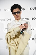 ジャケットを脱ぐ岩田剛典。