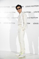 ジャケットを脱いだコーディネートを披露する岩田剛典。