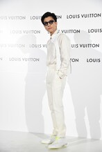 ジャケットを脱いだコーディネートを披露する岩田剛典。