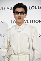 ベストを見せる岩田剛典。