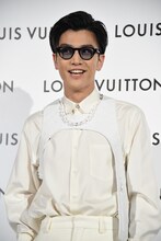 ベストを見せる岩田剛典。