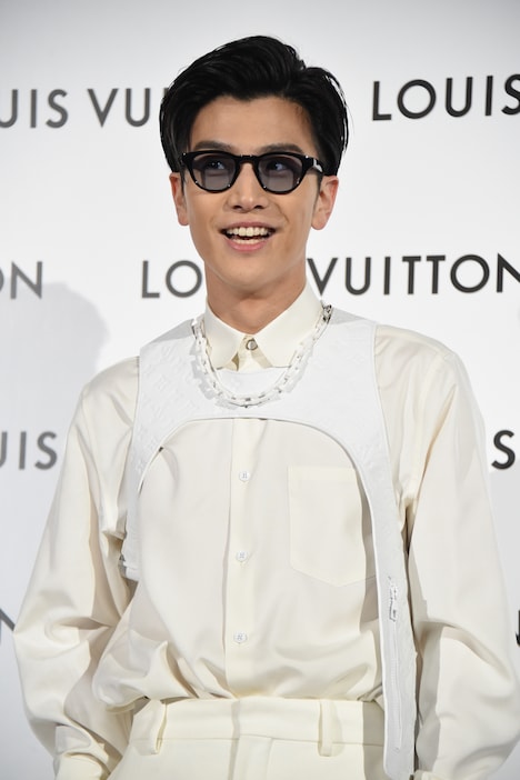 ベストを見せる岩田剛典。