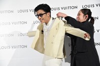 ジャケットをスタッフに着せてもらう岩田剛典。