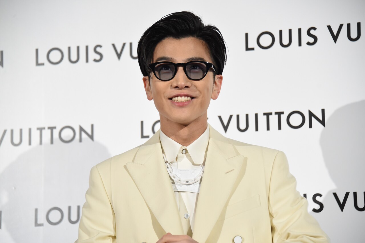 ジャケットをスタッフに着せてもらう岩田剛典。 - 岩田剛典、ルイ