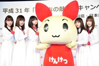 左から堀未央奈、山下美月、齋藤飛鳥、献血推進キャラクター「けんけつちゃん」、与田祐希、星野みなみ。