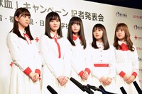 囲み取材に応じる乃木坂46メンバー。