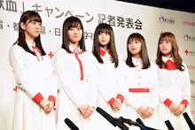 囲み取材に応じる乃木坂46メンバー。
