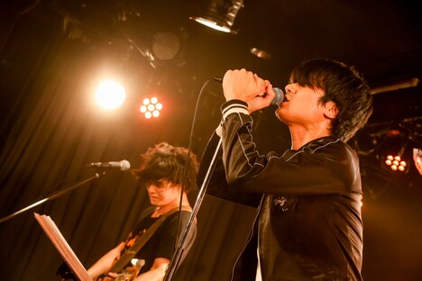 左から田淵智也（B）、佐々木亮介（Vo, G）。（Photo by Viola Kam [V'z Twinkle]）