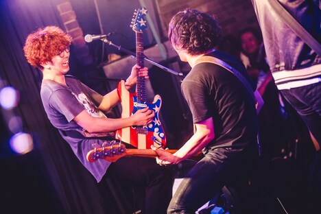 左から新井弘毅（G）、田淵智也（B）。（Photo by Viola Kam [V'z Twinkle]）