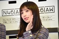 ムービーカメラに手を振る与田祐希。