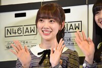 ムービーカメラに手を振る堀未央奈。