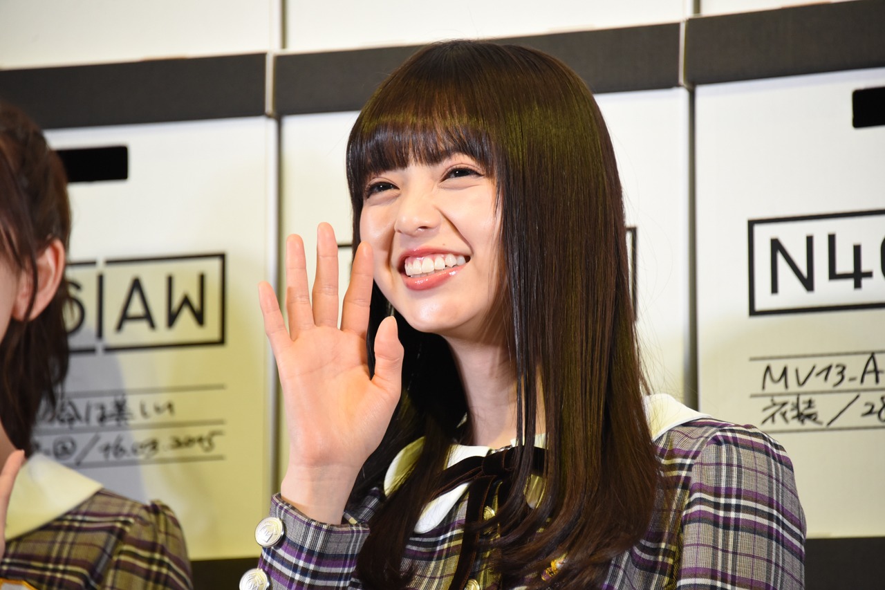ムービーカメラに手を振る齋藤飛鳥。