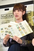 グッズを手にした堀未央奈。