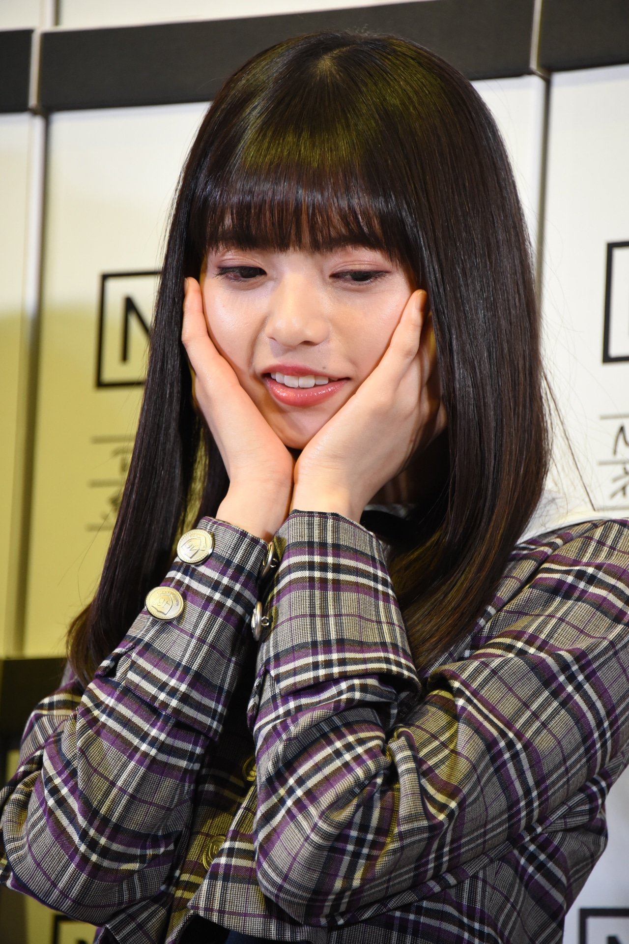 考える齋藤飛鳥。