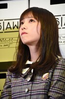 考える与田祐希。