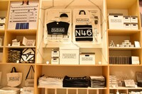 「乃木坂46 Artworks だいたいぜんぶ展」併設のショップ店内。