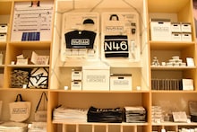 「乃木坂46 Artworks だいたいぜんぶ展」併設のショップ店内。