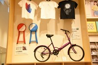 「乃木坂46 Artworks だいたいぜんぶ展」併設のショップ店内。