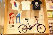 「乃木坂46 Artworks だいたいぜんぶ展」併設のショップ店内。