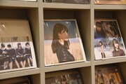 「乃木坂46 Artworks だいたいぜんぶ展」併設のショップ店内。
