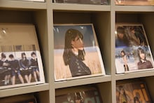「乃木坂46 Artworks だいたいぜんぶ展」併設のショップ店内。