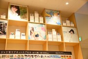 「乃木坂46 Artworks だいたいぜんぶ展」併設のショップ店内。