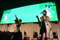 自己紹介する新メンバーの篠原葵。