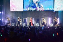 雪が降る演出と共に「きみわずらい」を歌うまねきケチャ。