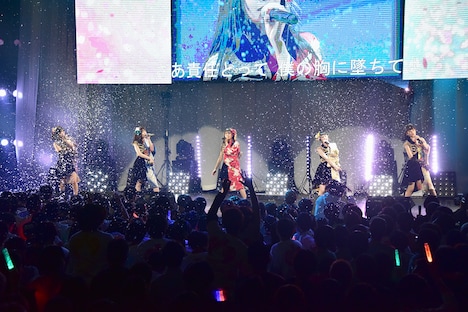 雪が降る演出と共に「きみわずらい」を歌うまねきケチャ。