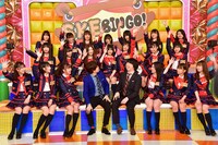 一斉に手を上げるSKE48のメンバー。