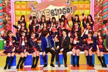 一斉に手を上げるSKE48のメンバー。