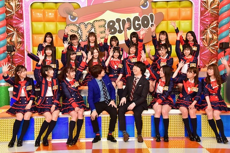 一斉に手を上げるSKE48のメンバー。