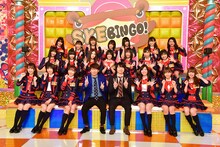 「SKEBINGO! ガチでお芝居やらせて頂きます！」に出演する三四郎とSKE48。