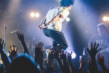 ぴょんぴょん飛び跳ねる石崎ひゅーい。（撮影：鈴木友莉）