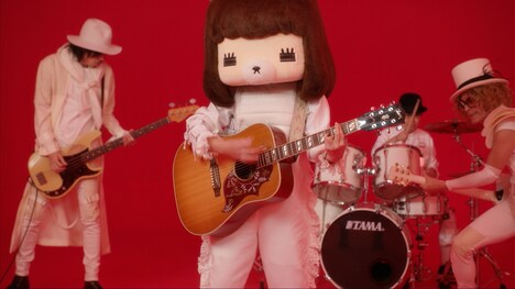 「あっちゅーまやねん 人生」ミュージックビデオのワンシーン。